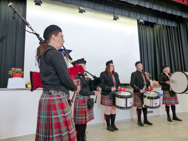 Auftritt der Pipeband mit Dudelsack und Trommeln in einer Halle