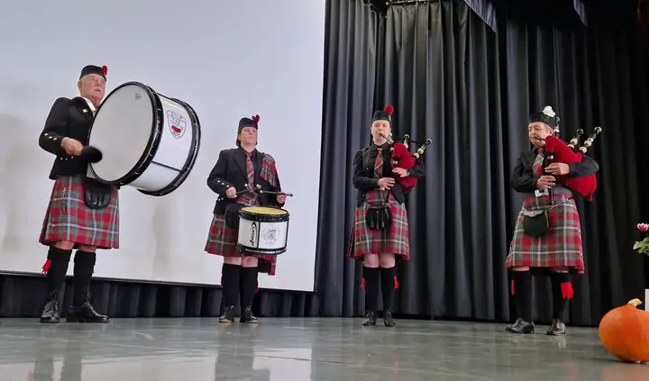 Bühnenauftritt der Pipeband mit Bass-Drum, Snare-Drum und Dudelsäcken