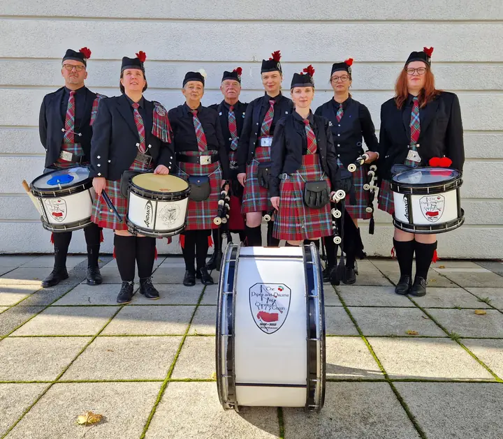 Pipes and Drums of Cherrytown – Gruppenfoto mit Dudelsäcken, Snare- und Bass-Drum