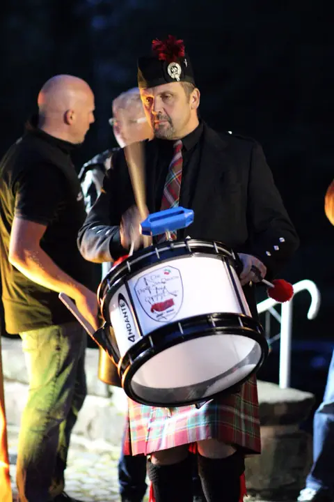 Snare-Drummer der Pipes and Drums of Cherrytown beim Abendauftritt